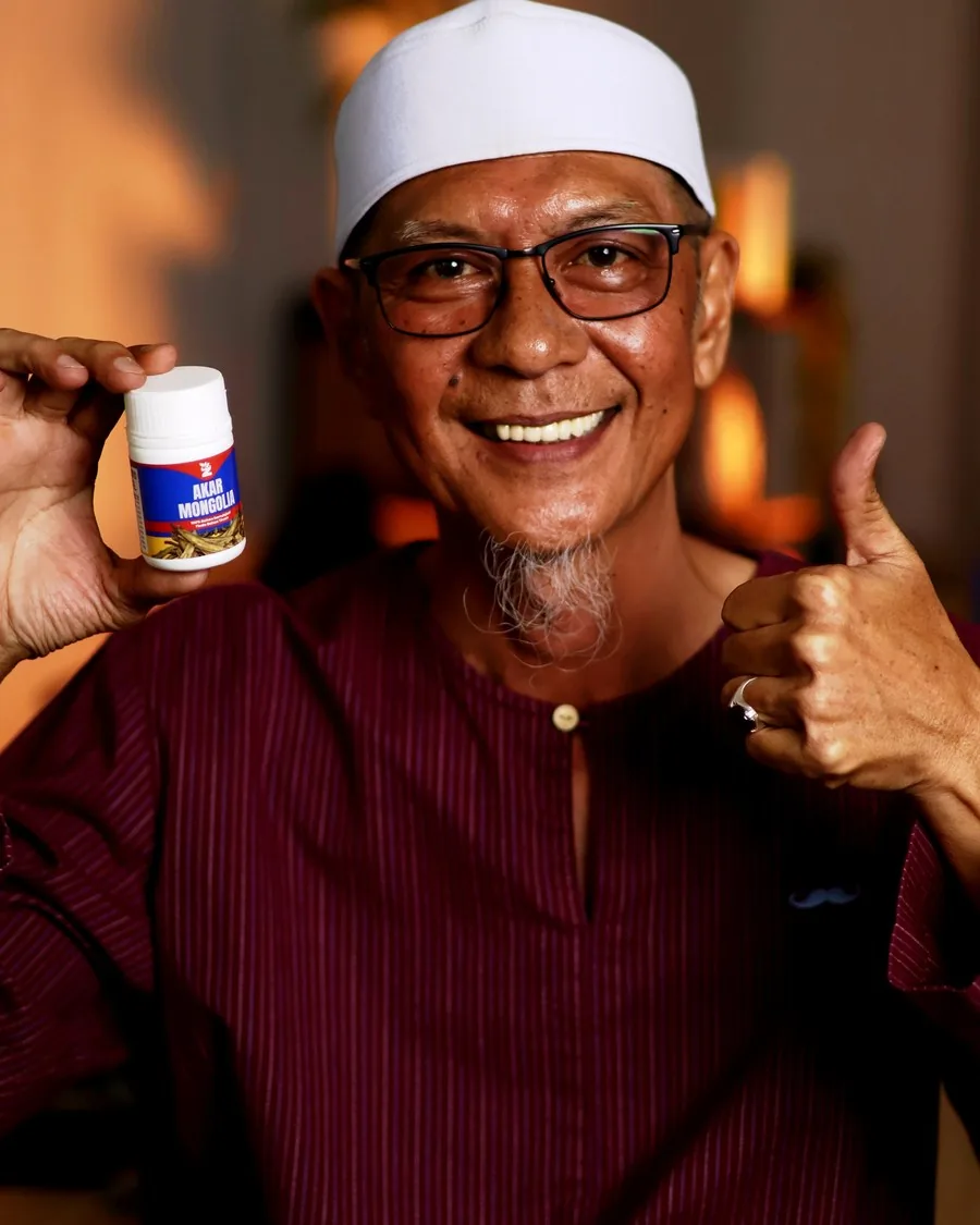 Shamsul Ghau Ghau memegang botol Akar Mongolia