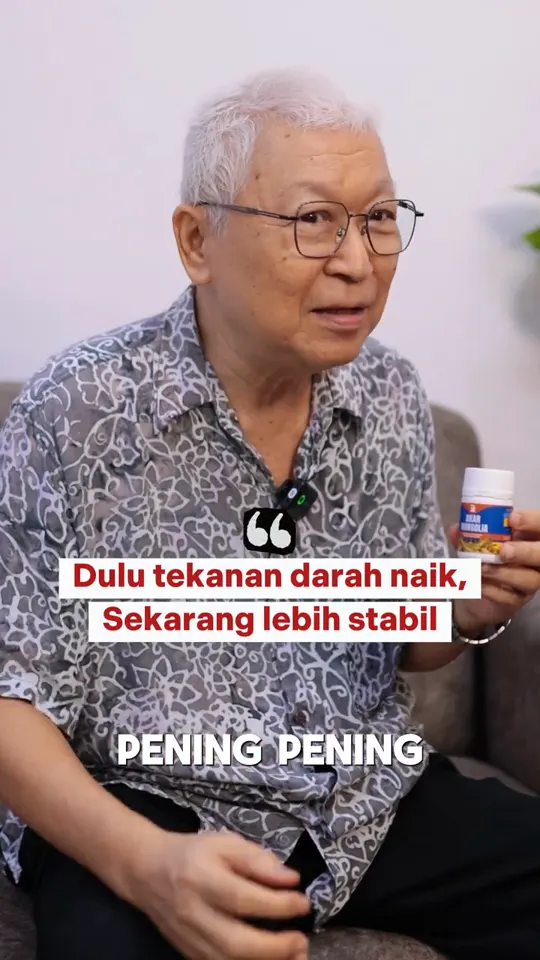 Uncle James, pelanggan Akar Mongolia, memegang botol Akar Mongolia
